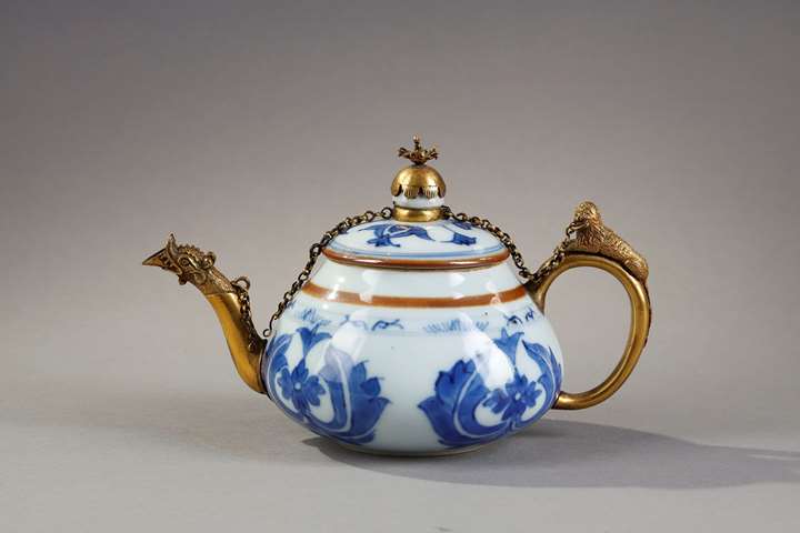 Small white blue porcelain jug decorated with flowers and stylized leaves China Kangxi period 1662/1722 
Dutch gold metal circa 1700